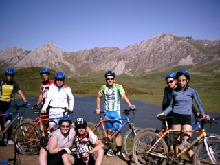  group of cycle tourists 